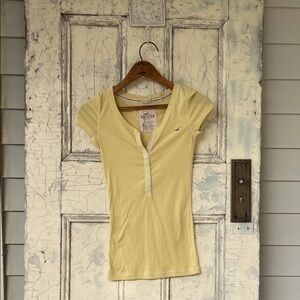Hollister Stretch Women's Yellow Short Sleeve Tee (S) pretty lace and buttons